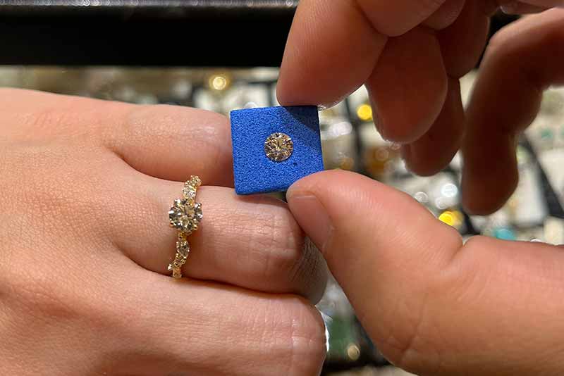 Read more about the article 我如何找到完美的求婚戒：鑽石等級、珠寶設計、戒台材質懶人包